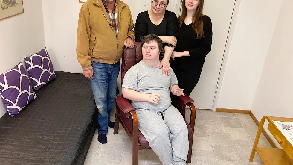 Bättre ett mindre boende än tvingas dela lägenhet med för många människor. "Det klarar inte min handikappade son", säger Ruisa Tesaeva, med dottern Mariam, sonen Khusein och vicevärden Lars-Åke Nilsson.