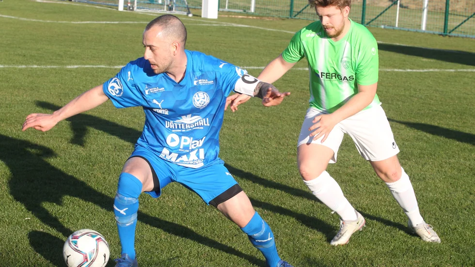LSW:s spelande klubbchef Johannes Utay rycker ifrån sin bevakning i hemmapremiären mot Grebo. LSW gjorde en bra match, men förlorade ändå med 1-3 på Norra IP.