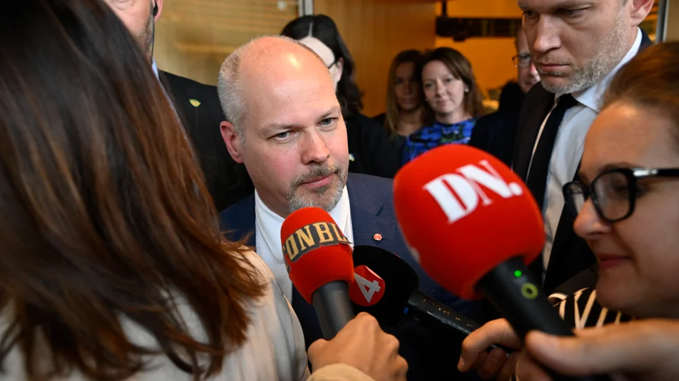 Moderaterna, Kristdemokraterna, Liberalerna och Sverigedemokraterna hade behövt 175 röster för att tvinga bort justitie- och inrikesminister Morgan Johansson (S). De fick ihop 174.