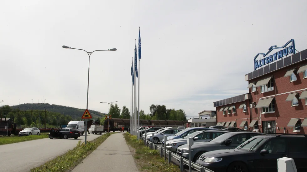 Trafiken på industriområdet stannade upp några timmar efter att en lastbil krockat med tåget utanför Älvsbyhus.