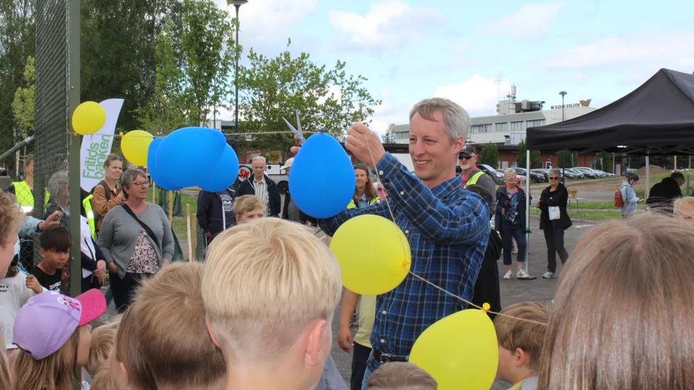 Markus Åkerman (C), ordförande för tekniska nämnden, inviger nya Vilbergsparken.
