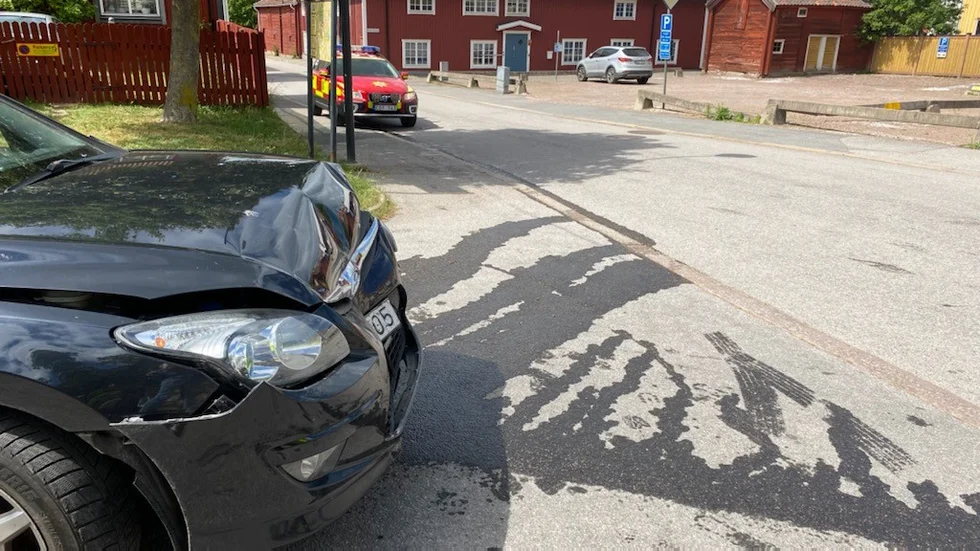 En av bilarna fick bärgas bort, efter krocken på Stångågatan i centrala Vimmerby.
