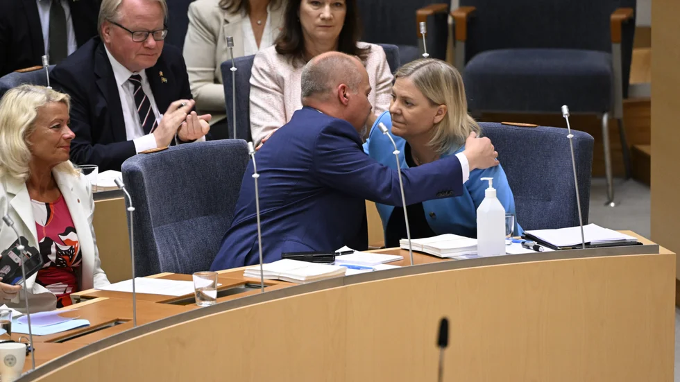 Justitieminister Morgan Johansson kramade statsminister Magdalena Andersson efter misstroendeomröstningen mot honom i riksdagen den 7 juni, som han klarade med en röst.