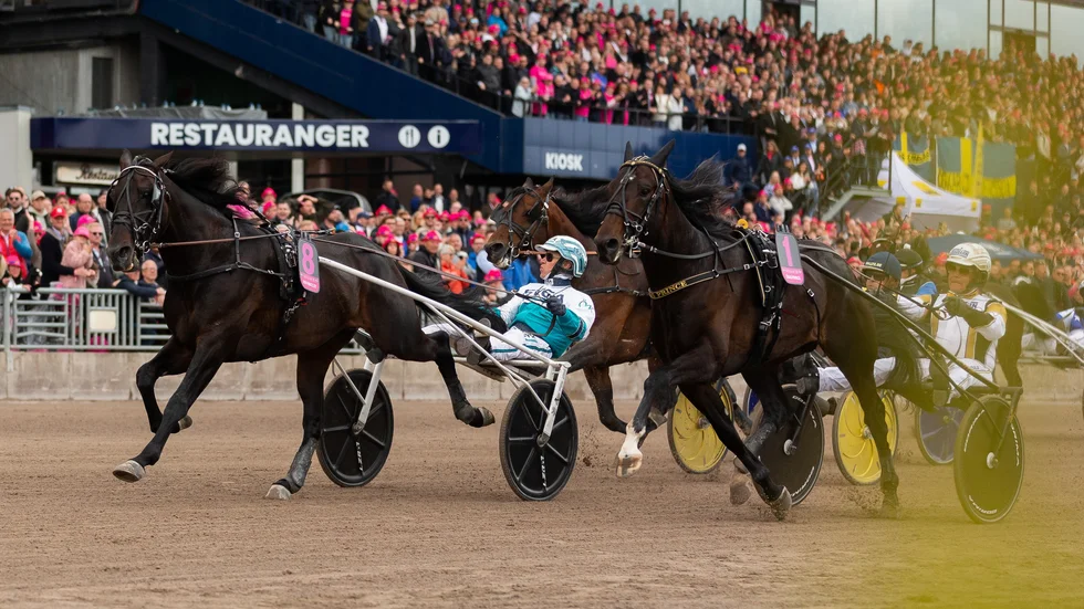 Don Fanucci Zet reglerar invändige Önas Prince i elitloppets ena försök.