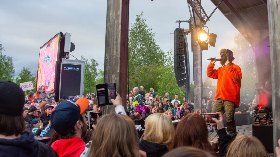 Hooja klev upp på Revanschens scen i Jokkmokk och möttes av tusentals i publiken. 