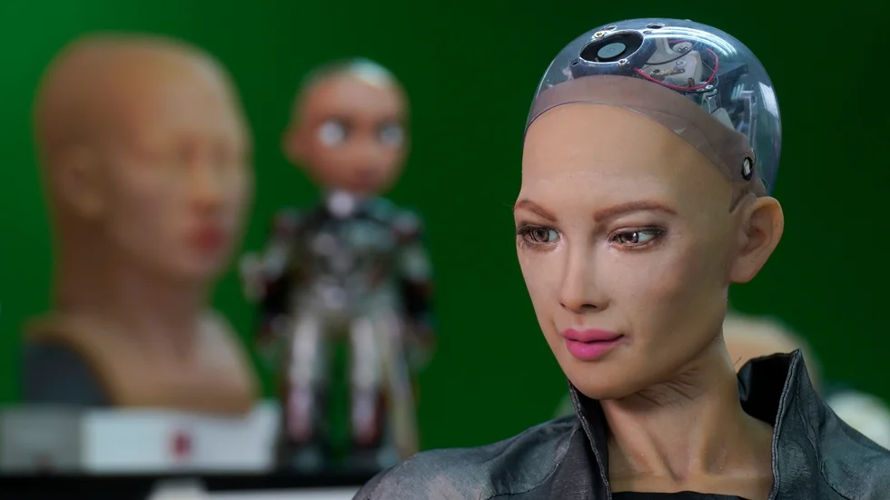 Artificiell intelligens (AI) har länge kopplats samman med robotar och möjligheten att sammanfoga en robotkropp till något som liknar mänskligt medvetande. Nu påstår en ingenjör på Google att en AI han jobbat med har uppnått "medvetande". Arkivbild från 2021 och roboten Sophia.