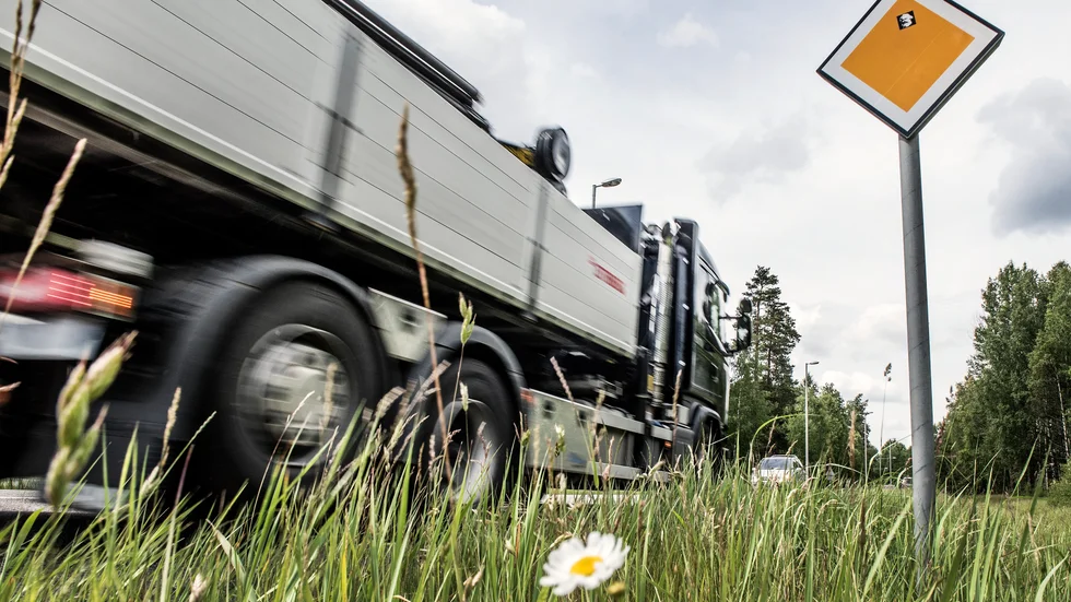 "Det känns farligt och otryggt för oss att befinna oss på länsväg 711", skriver invånaren till länsstyrelsen.