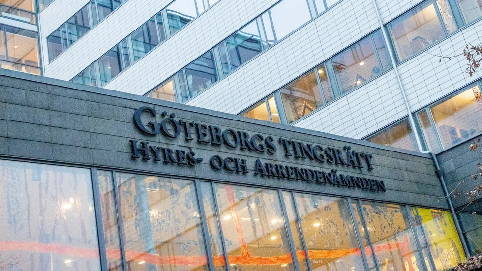 En 55-årig man döms av Göteborgs tingsrätt till tio års fängelse för mer än 100 våldtäkter eller andra sexuella övergrepp på en pojke. Arkivbild.