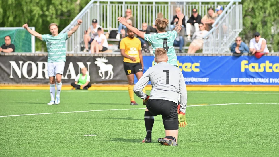 Oskar Carlsson jublar efter Moröns matchavgörande mål samtidigt som Myckles målvakt Zeb Ramstedt deppar.