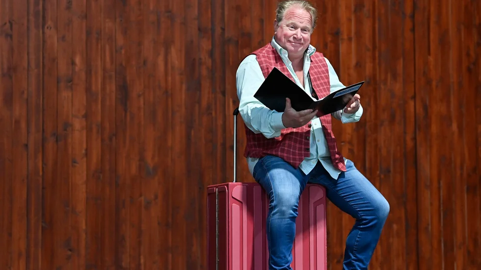 Claes Malmberg repeterar hundraåringen som försvann. Pressbild.