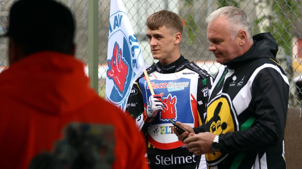 Mateusz Tonder och Vargarna har ett bra slagläge för att knipa en biljett till det allsvenska slutspelet.