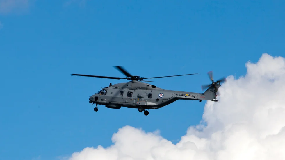 En helikopter av modellen NH90 flyger över Oslofjorden. Arkivbild.