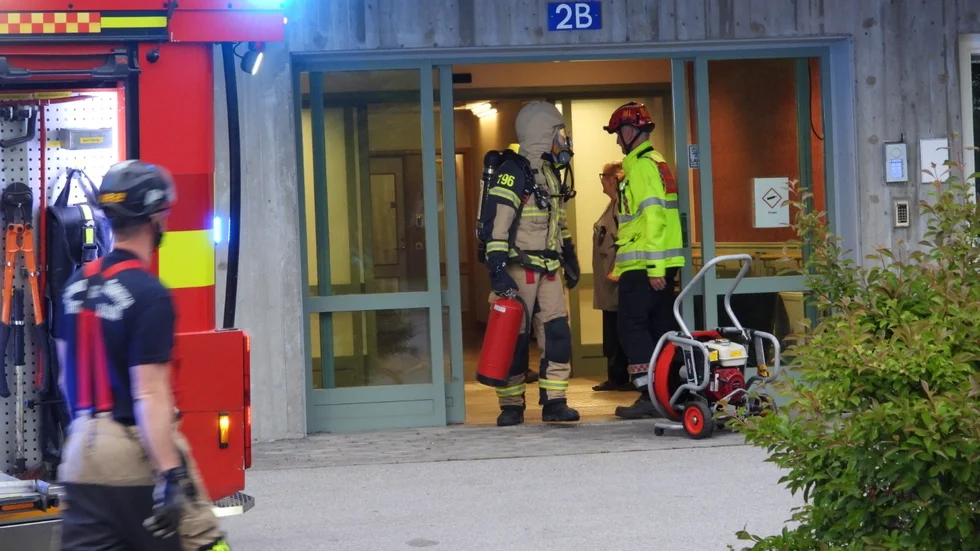 Räddningstjänst och ambulans ryckte ut till äldreboendet efter ett larm om brand.