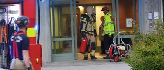 Brand i lampskärm på äldreboende orsakade utryckning – en person befann sig i lägenheten