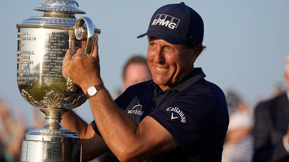 Phil Mickelson med segerpokalen i PGA-mästerskapen i fjol. I år saknas amerikanen i tävlingens startfält.