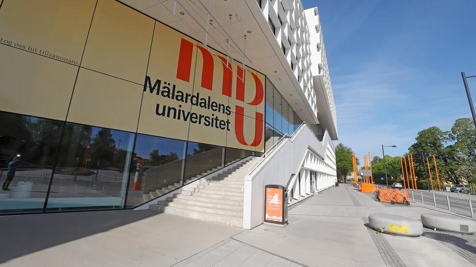 Mannen, som är professor på MDU, beskriver i sin ARN-anmälan hur köerna ringlade uppemot 1,5 kilometer. 