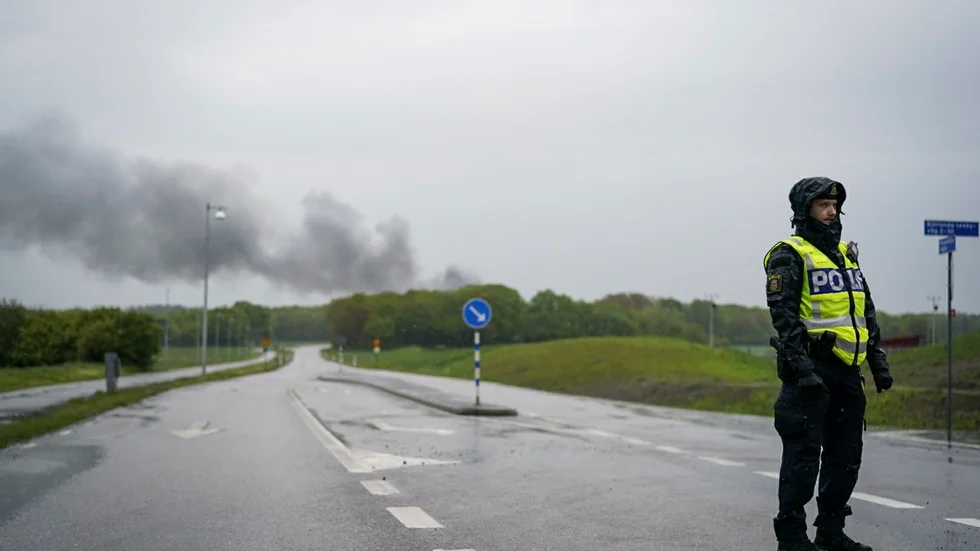 En del av Kongahällavägen är avstängd sedan i tisdags förmiddag på grund av en industribrand på Hisingen i Göteborg.