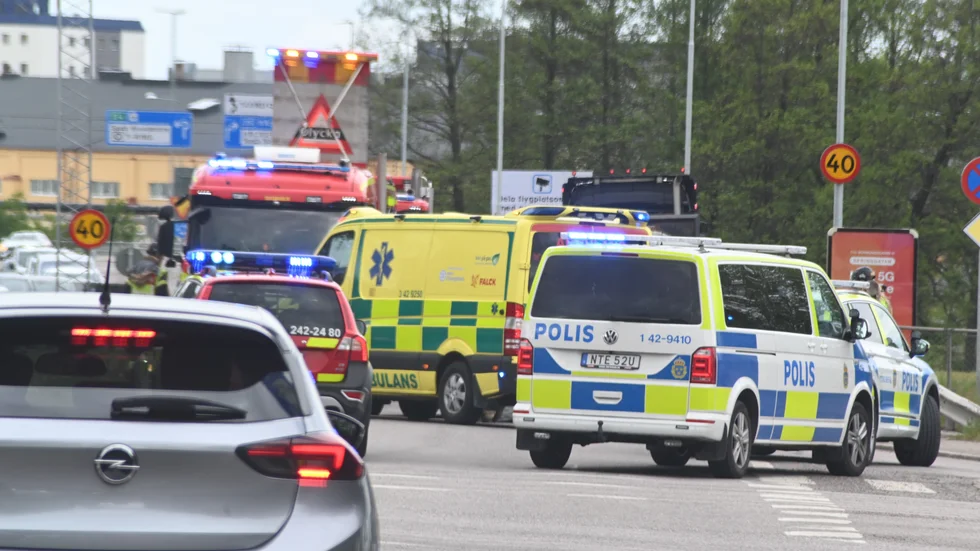 En person avled efter en olycka mellan ett tvåhjuligt motorfordon och en lastbil på Söderleden vid Braskens bro.