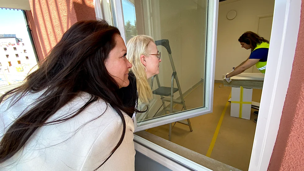 Rektor Jennie Folkinger och verksamhetschef Maria Holmgren  kollar in i sin nya förskola. Den 1 augusti öppnar Enköpings första idrottsförskola i Älvdansen.
