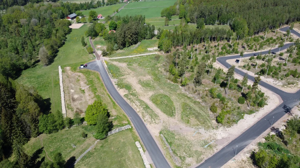 I maj i år släppte kommunen 19 villatomter i Nybbleområdet, t.h i bild. Närmast gatan i mitten av bilden ska en förskola och ett äldreboende byggas nästa år.