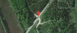 En personbil i singelolycka på väg 55