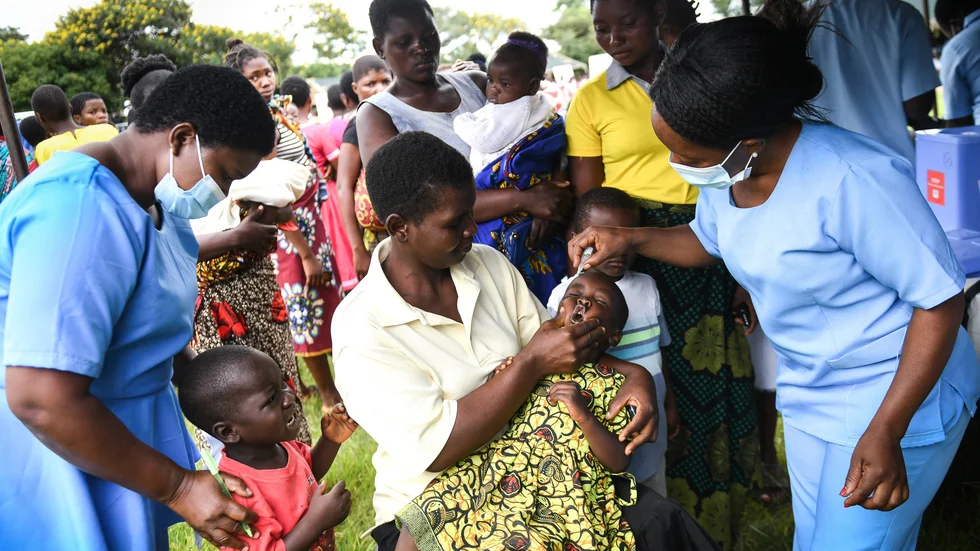 Ett barn får poliovaccin under en vaccinationskampanj i Malawi i mars. Arkivbild.