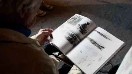 Gediget. Boken om Erik Olsson är ett omfattande verk, och det krävs om man ska spegla allt vad mångsysslaren hann med. Konst, arbetet som konservator, kärleken till stranden och hembygden, resorna, skrönorna och durspelet - allt finns med.