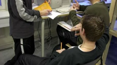 Om privata skolbolag går med vinst, borde den investeras i bättre skola? Inte i vinst till aktieägarna.