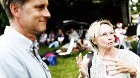 Teaterchefer. Tillträdande länsteaterchef Thomas Sundström och avgårende Monica Sparby har ett musikdramatiskt projekt om svenskbyborna tillsammans. De deltog i minnesdagen den 1 augusti.  foto: joel nilsson