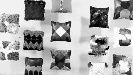 Kuddprojekt. Kuddar med mönster i geometriska former sydda av päls- och skinnspill.