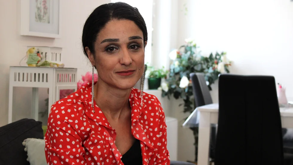 Rawan El-Harakes ansökan om försörjningsstöd avslogs efter att socialförvaltningen fått in en anonym anmälan om att hon är gift och lever tillsammans med en man, vilket hon själv menar inte stämmer. "Nu kommer jag få säga upp lägenheten och bli utan bostad", säger hon till Vimmerby Tidning.