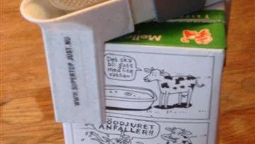 Arlas design av mjölkförpackningar gör dem oöppningsbara för funktionsnedsatta. Då krävs hjälpmedel som den på bilden. Varför kan inte Arla använda intelligent design som passar alla kunder?