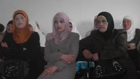 Kvinnorna i Palestina gillar inte att det bara är män som säljer behå på marknaderna. Det är inte jämställt.
