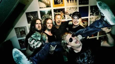 Firas. "Det jag gillar med mitt jobb är kontrasterna. Idag har jag lagat frukost med killarna i Bonafide men för två veckor sen satt jag på en fest med Rammstein", säger Timas Eliasson som här blir hyllad av Bonafides medlemmar: Pontus Snibb, Micke Nilsson, Timas Eliasson, Niklas Matsson och Mikael Fässberg. Foto: Joel Nilsson