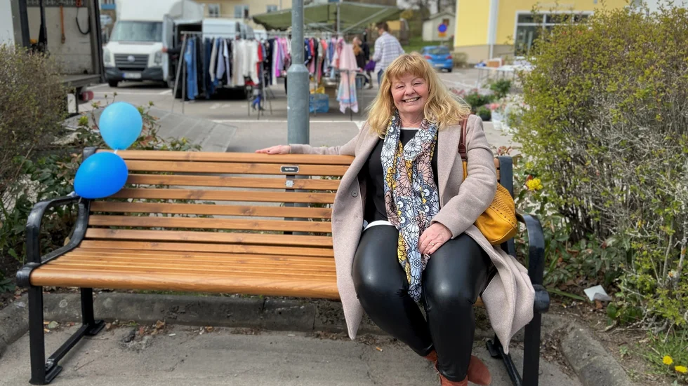 Inger Nilsson, kanske mest känd för att ha spelat Pippi Långstrump, sitter på sin bänk i centrala Kisa.