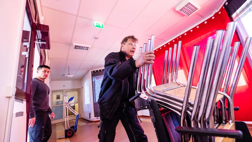 Det är bråda dagar för Oleg Jevseev, närmast i bild och Mohammad Barbari, som arbetar för företaget som har i uppdrag att flytta vaccinmottagningen. 