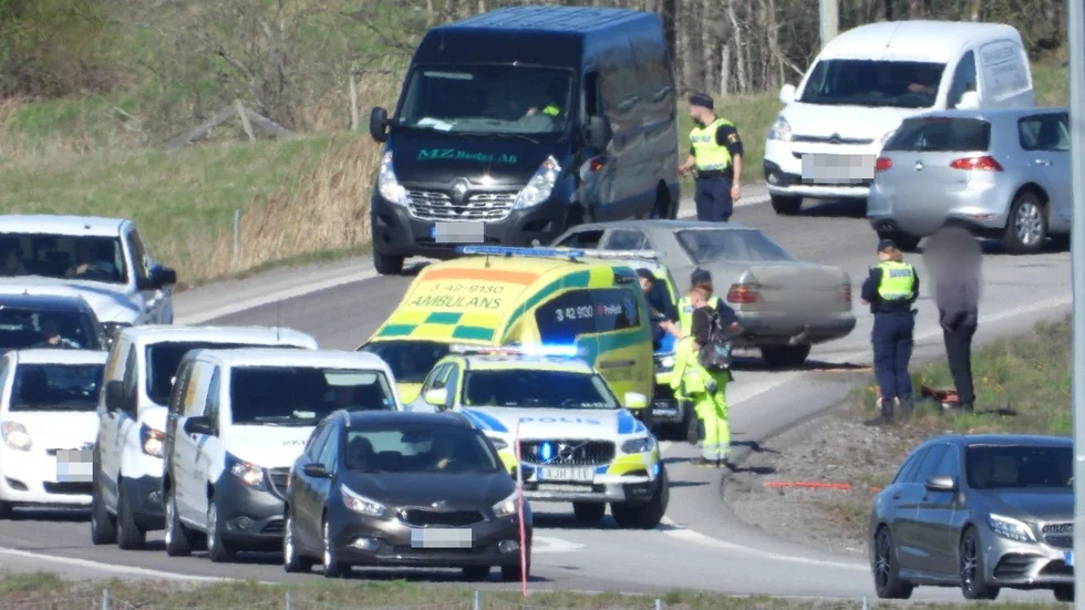 Två personer fick föras till sjukhus för kontroll.