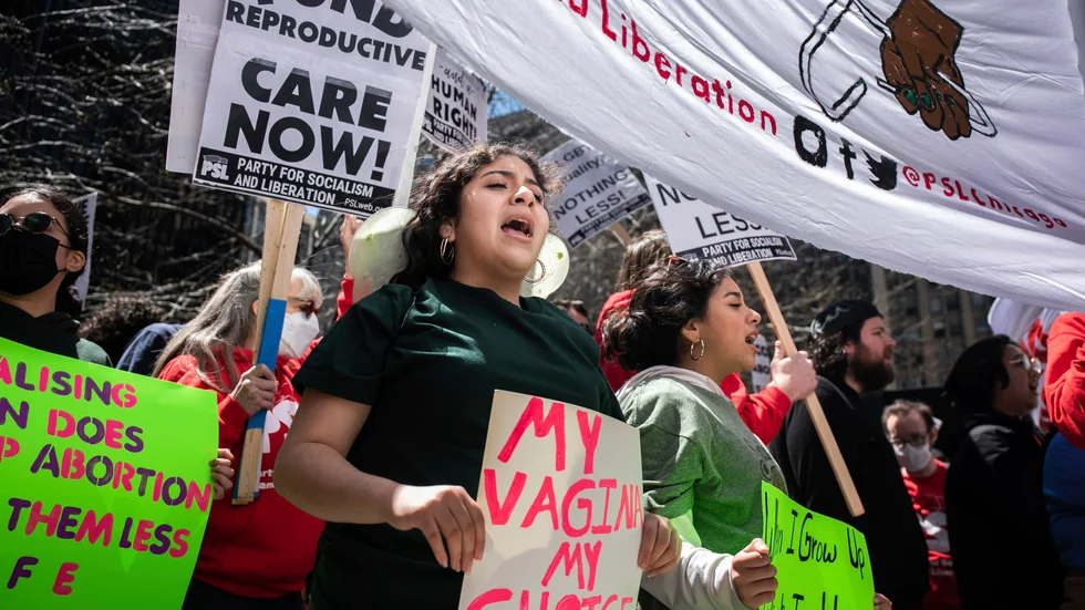 Demonstranter i Chicago krävde på lördagen att abort ska fortsätta att vara en rättighet i hela USA.