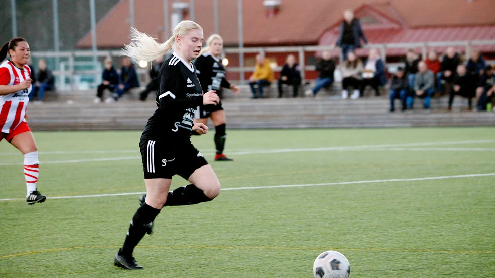 Linn Taxén, här i en hemmamatch mot Danmark, sköt årets sista seriemål för Fanna BK när hon kvitterade till 4-4 på ett distansskott i avslutande matchen.