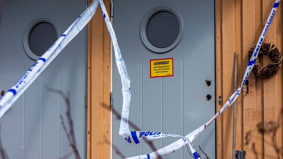 Polisavspärrningar vid en lägenhet på Porsön. 