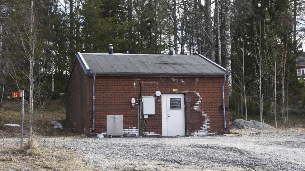 Mitt i Bensbyn längs Bensbyvägen har en anläggning för tryckstegring av vattnet funnits. Efter att anläggningen tagits ur drift så fungerar inte heller vattenkranen.