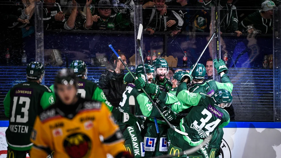 Färjestad jublar efter Jesse Virtanens avgörande.