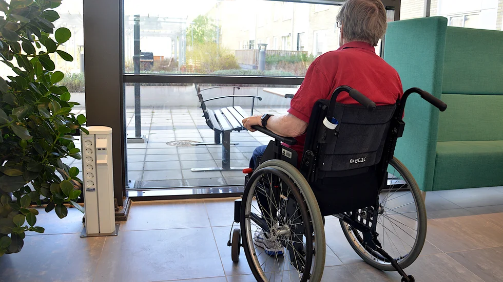 Leif Söderberg blev bestulen av en anställd i hemtjänsten, men får ingen ersättning, vare sig från gärningsmannen, sitt försäkringsbolag, brottsofferjouren eller Västerviks kommun.