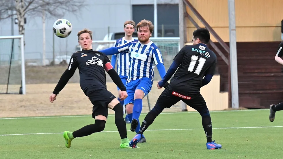 Medles Oskar Forslund blev tvåmålsskytt i 4–0-segern mot Ålund.