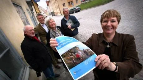Natur och kultur. Projektledaren Majvor Östergren håller upp rapporten som visar hur man kan utveckla natur- och kulturturismen på ön. Bakom henne och delaktiga i rapporten är Peranders Sandström, Thomas Persson, Marianne Samuelsson och Stellan Hedgren. Foto: Henrik Radhe