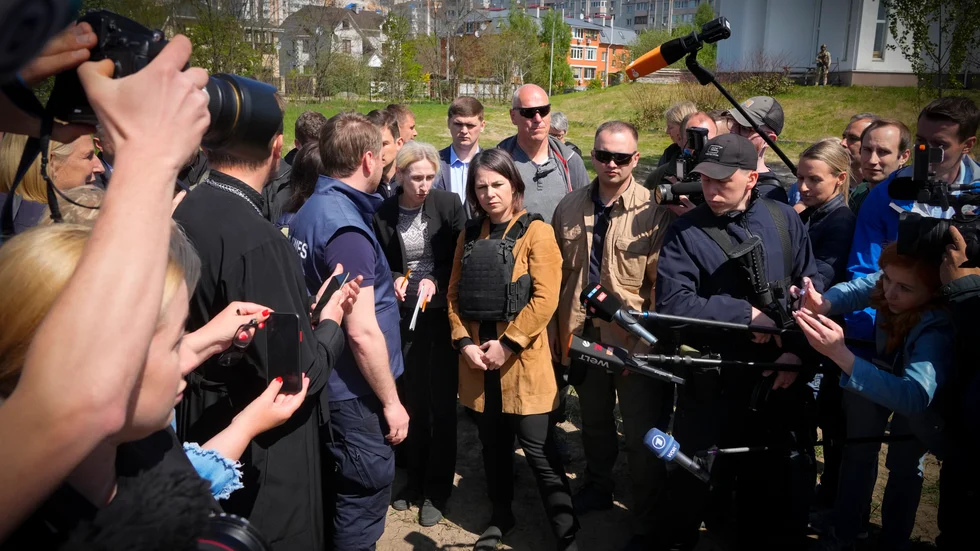 Tysklands utrikesminister Annalena Baerbock nära en massgrav i Butja.