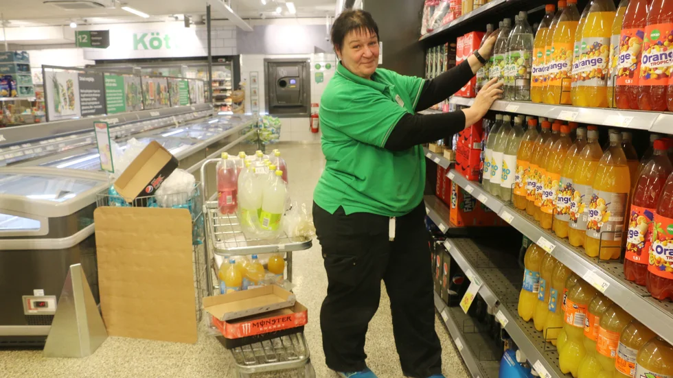 Carola Öberg, anställd vid Konsum i Rosvik,är en av flera som säger att kriget påverkar. Natomedlemskap är nog nödvändigt nu.