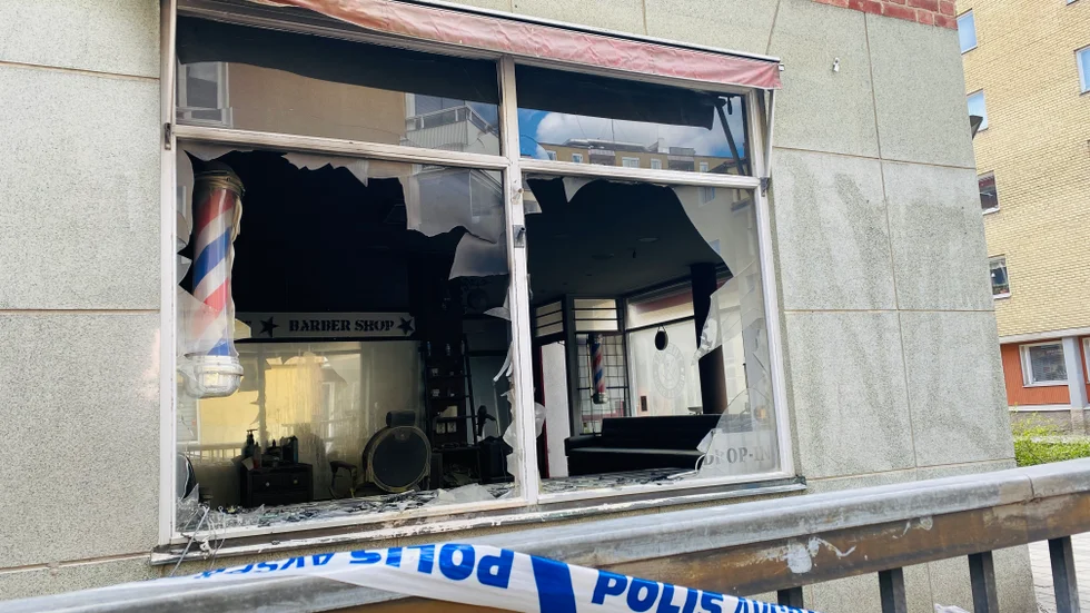 Dagen efter branden är rutorna fortfarande krossade. 
 Brandplatsen är avspärrad under söndagen i väntan på teknisk undersökning.