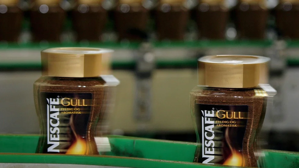 16 förpackningar med Nescafé Lyx blev tjuvens byte innan han flydde med bussen.
