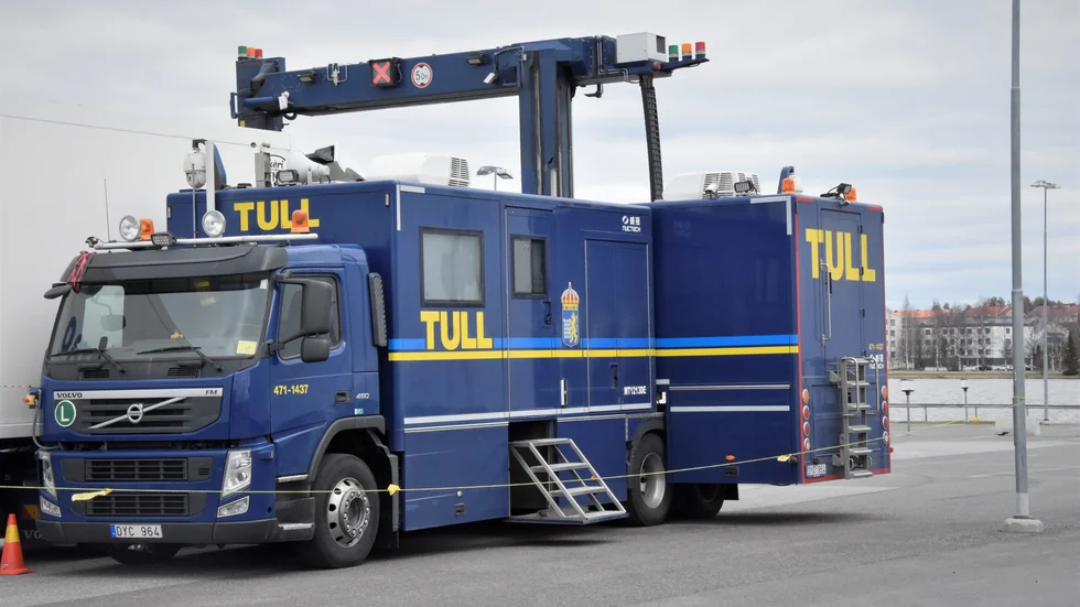 En mobil röntgenutrustning används för att skanna fordon.